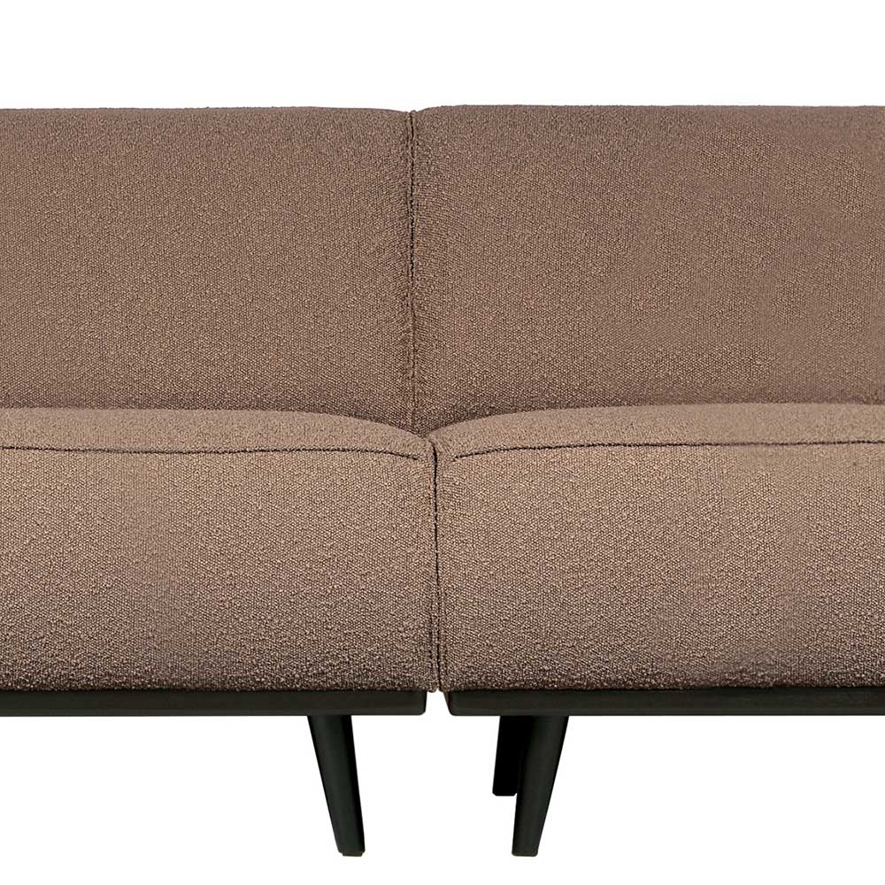 Mittlerer Bereich der bequemen braunen Polstercouch mit sichtbaren Nähten – Auray