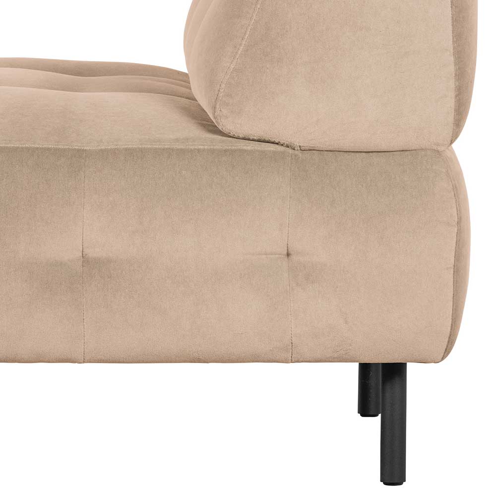 Unterer Seitenbereich des armlosen Samtsessels in Creme mit schwarzen Möbelfüßen – Yorano