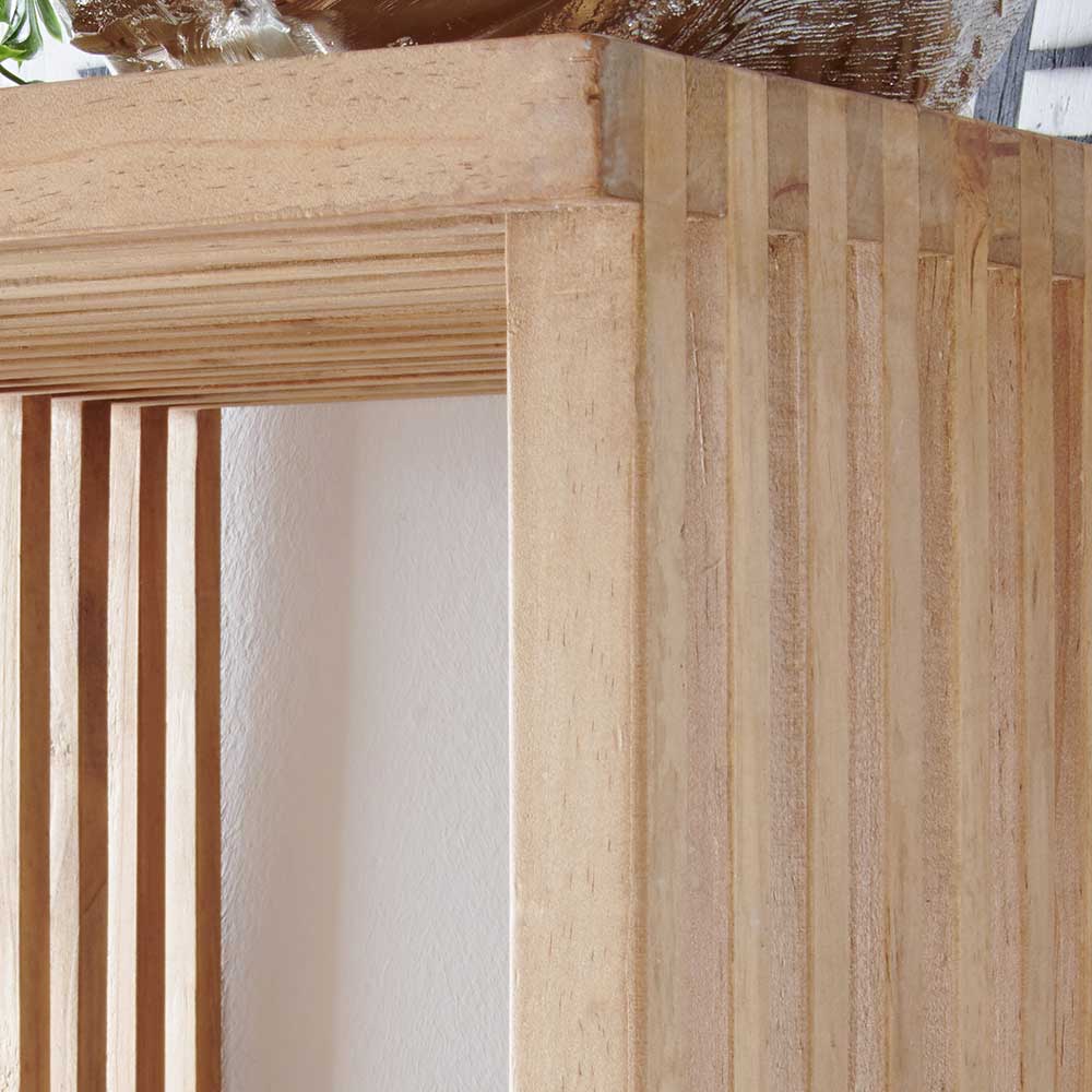 Massives Teakholz Würfelregal mit vertikalen Lamellen und sichtbarer Holzmaserung an der Ecke – Ariean