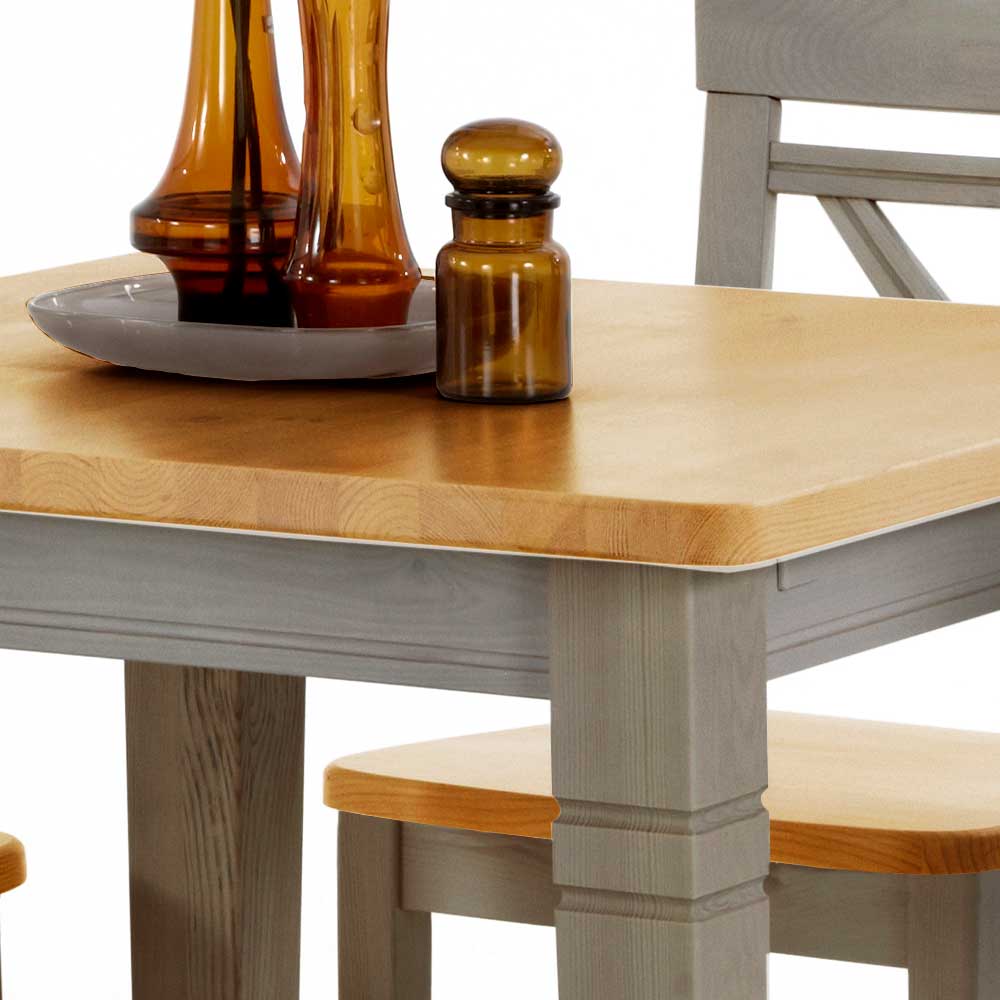 Detail des Esstisches mit heller Holzplatte aus Kiefer und grauem Tischgestell, dazu Esszimmerstuhl – Jytte