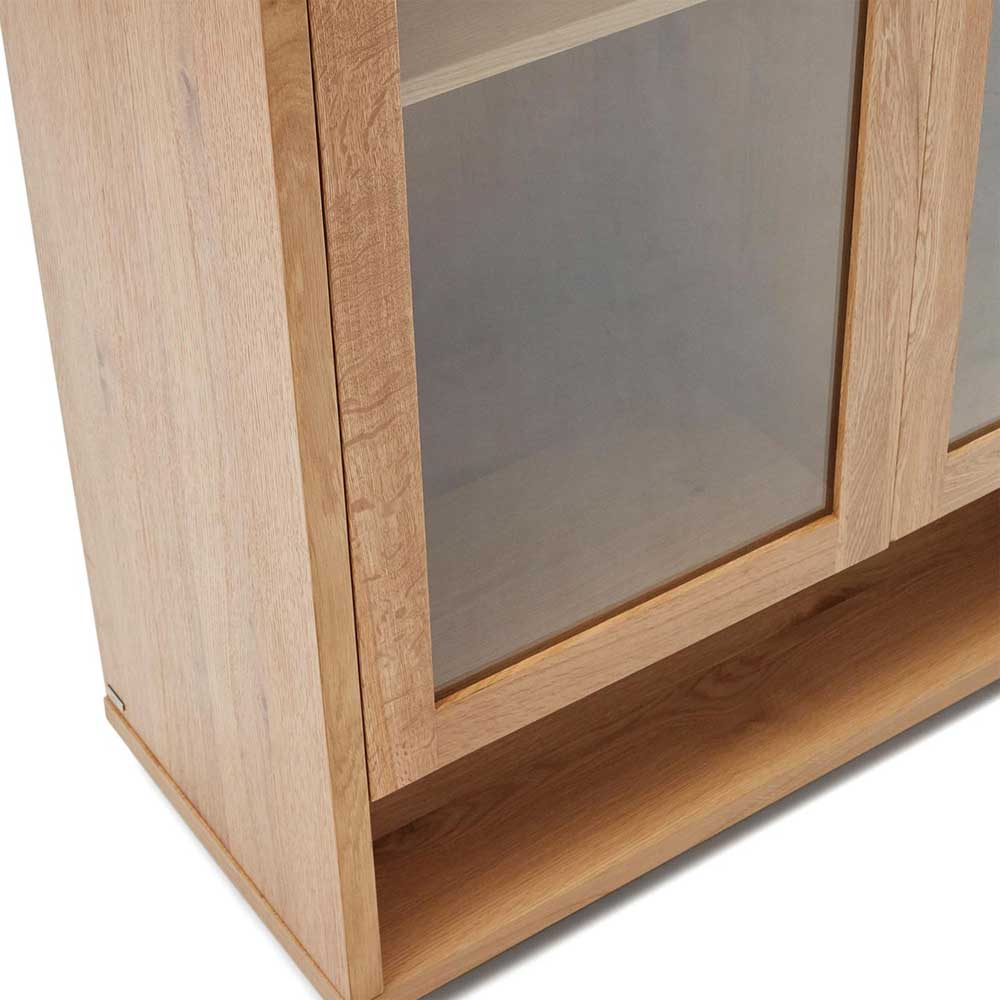 Detail der Eichenholz Vitrine mit geschlossenen Glastüren und unterer Ablage – Algaro