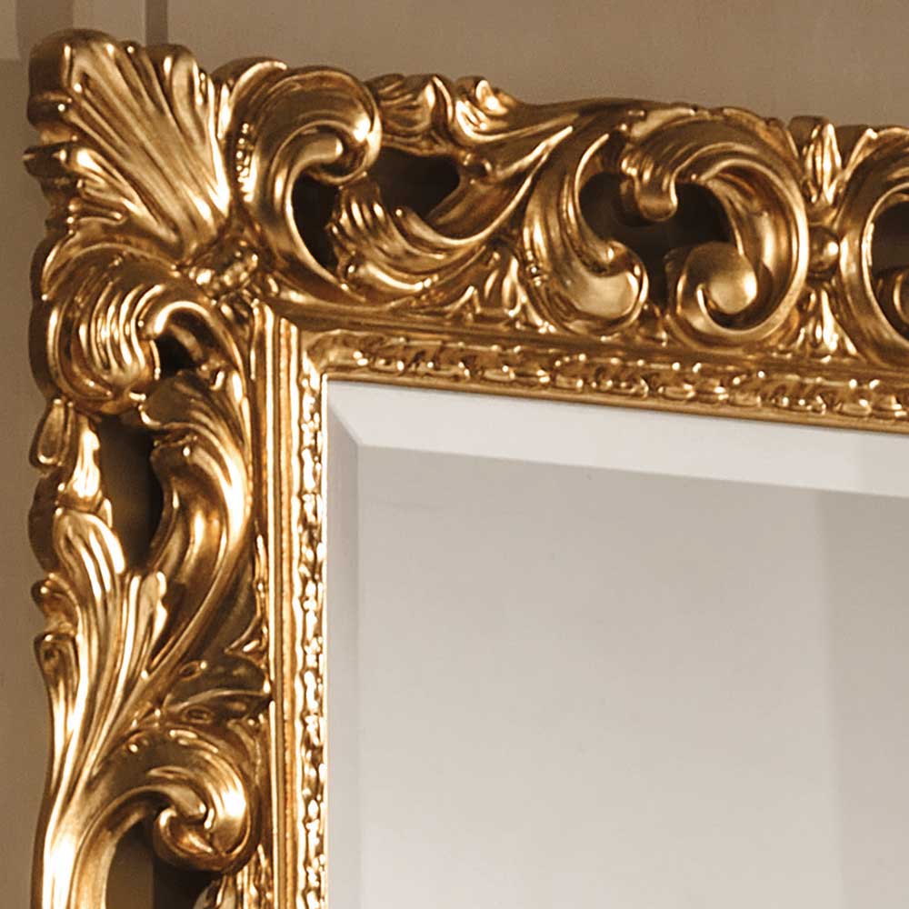 Goldener Spiegelrahmen mit barocken Schnitzereien und opulenten Verzierungen oben links – Carlenna