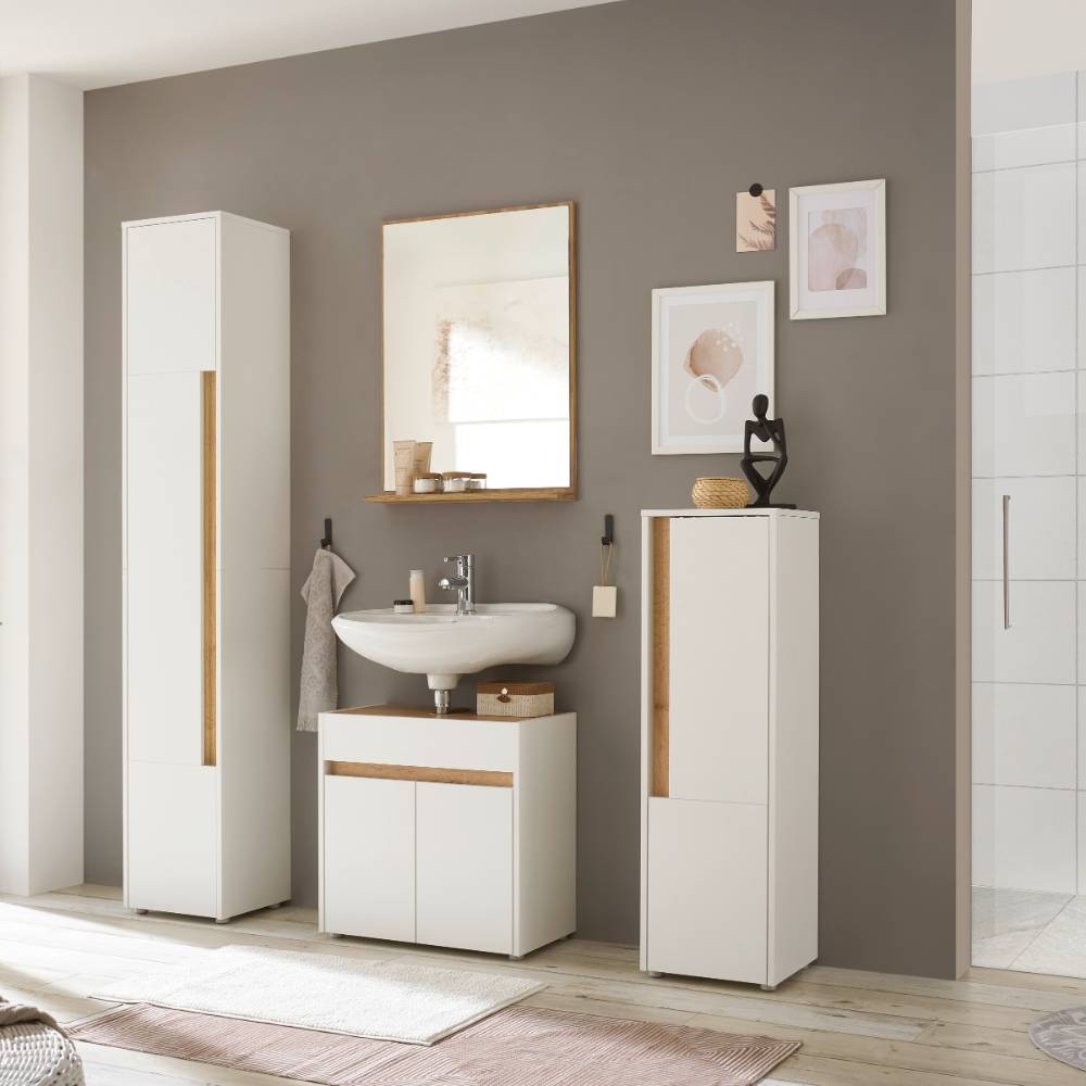 Vierteilige Badmöbel Kombi in Weiß und Holzoptik im Badezimmer arrangiert – Nonessia
