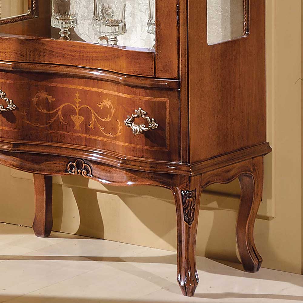 Geschwungene Schublade und verzierte Füße der barocken Vitrine aus Holz – Agosto