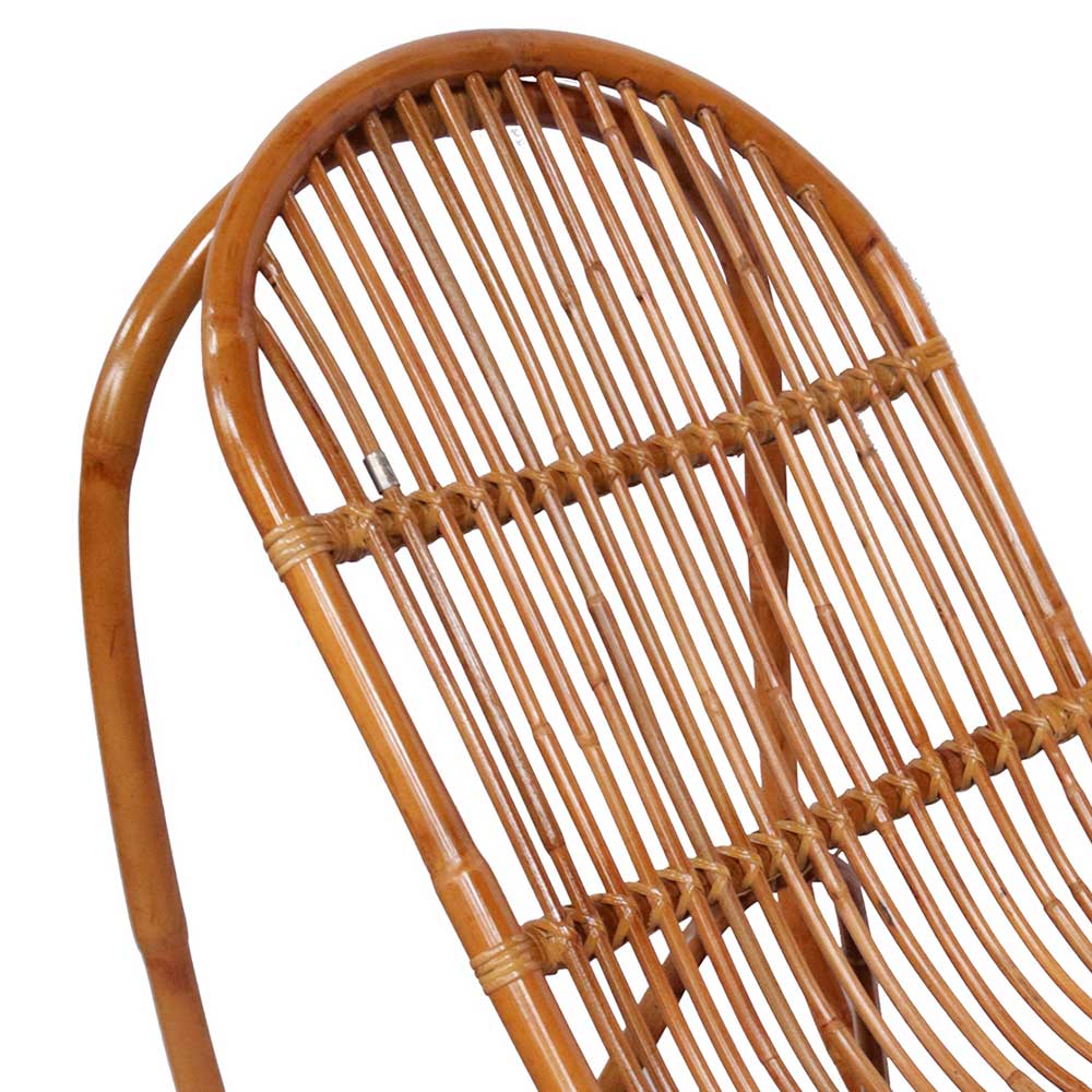 Rückenlehne des Rattan Schaukelstuhls mit feiner Geflechtstruktur – Ledro