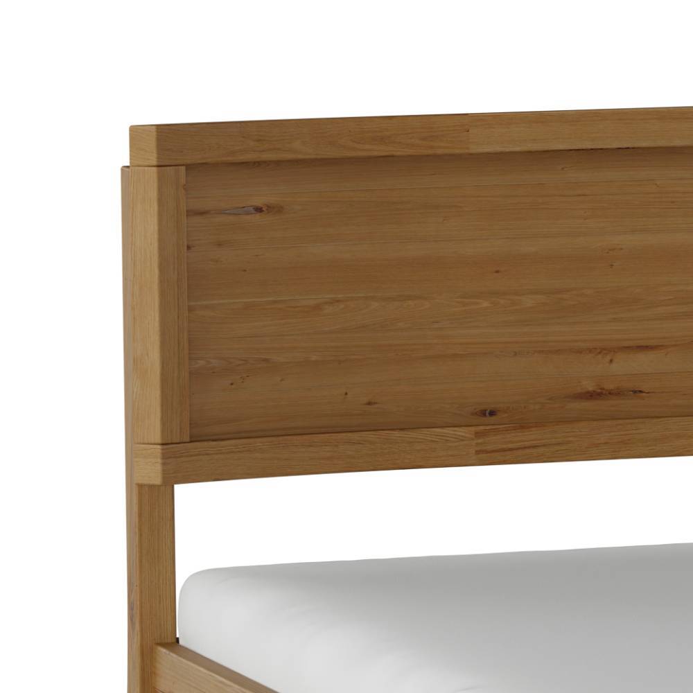 Kopfteil vom Wildeiche Holzbett mit markanter Maserung und robustem Design – Totem