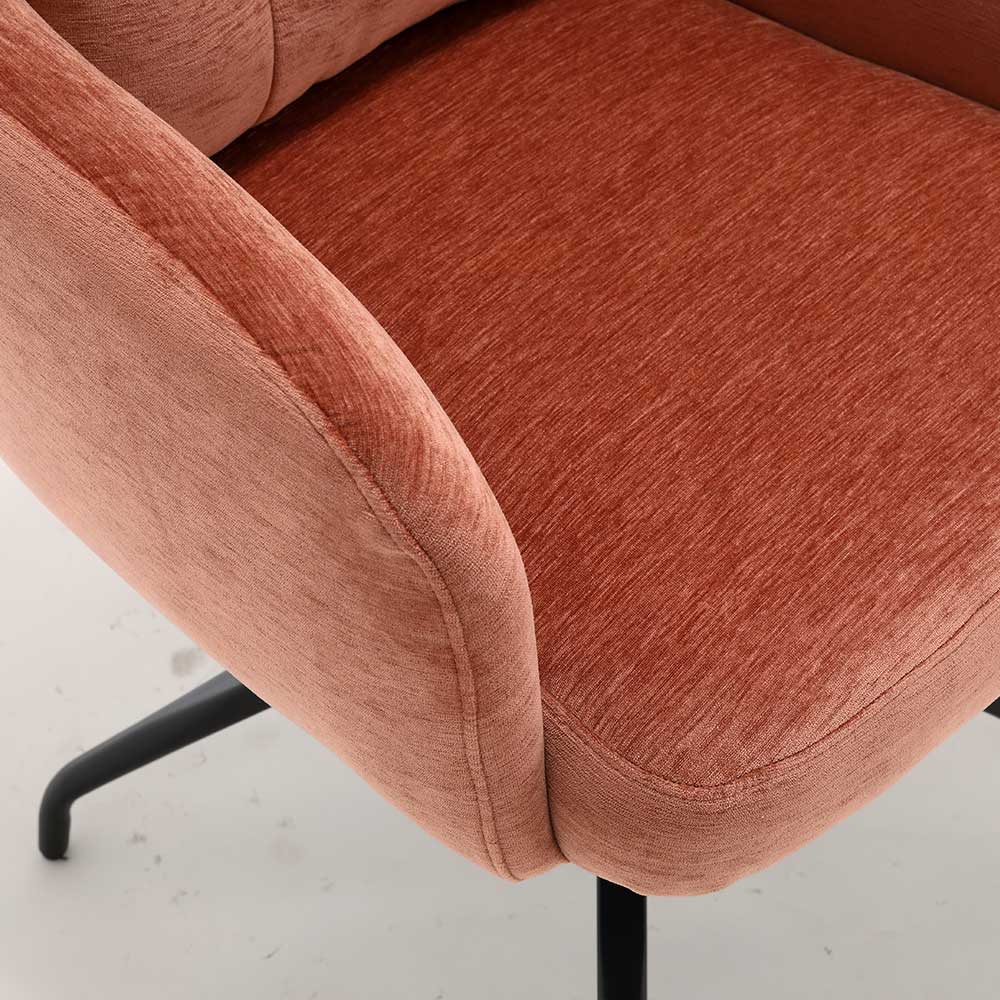 Sitzfläche und Armlehne des Esszimmerstuhls mit Chenille-Textur in Rotbraun – Medeos