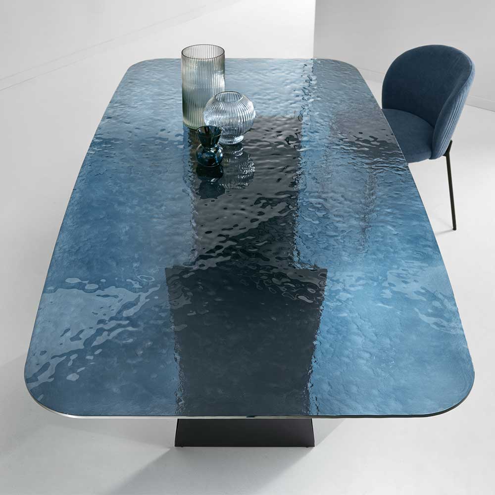 Esszimmer Glastisch mit blauer Strukturglasplatte und schwarzem Metallgestell – Gaspers