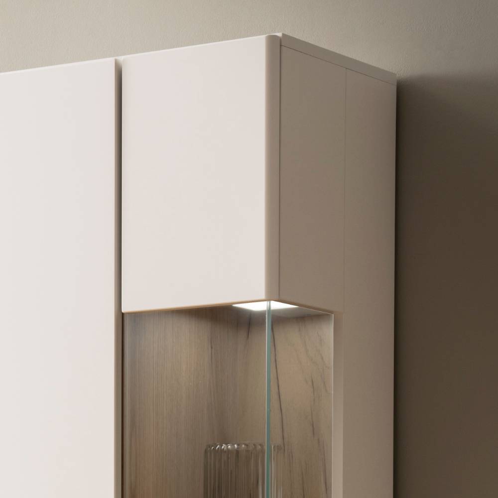 Obere Ecke des Vitrinenschranks mit integrierter Beleuchtung und Glaseinsatz – Acke