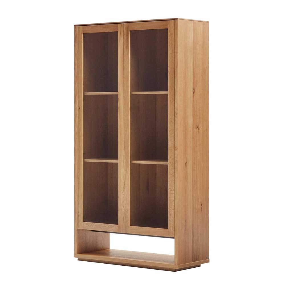 Skandi Vitrine in Eichefarben mit geschlossenen Glastüren und Holzsockel – Algaro