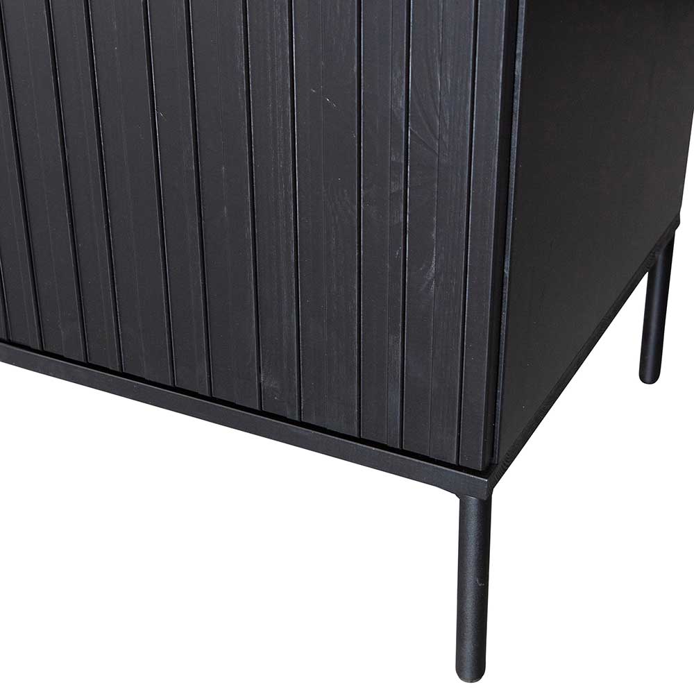 Filigrane schwarze Metallbeine am Sideboard mit Holzkorpus – Gelvins