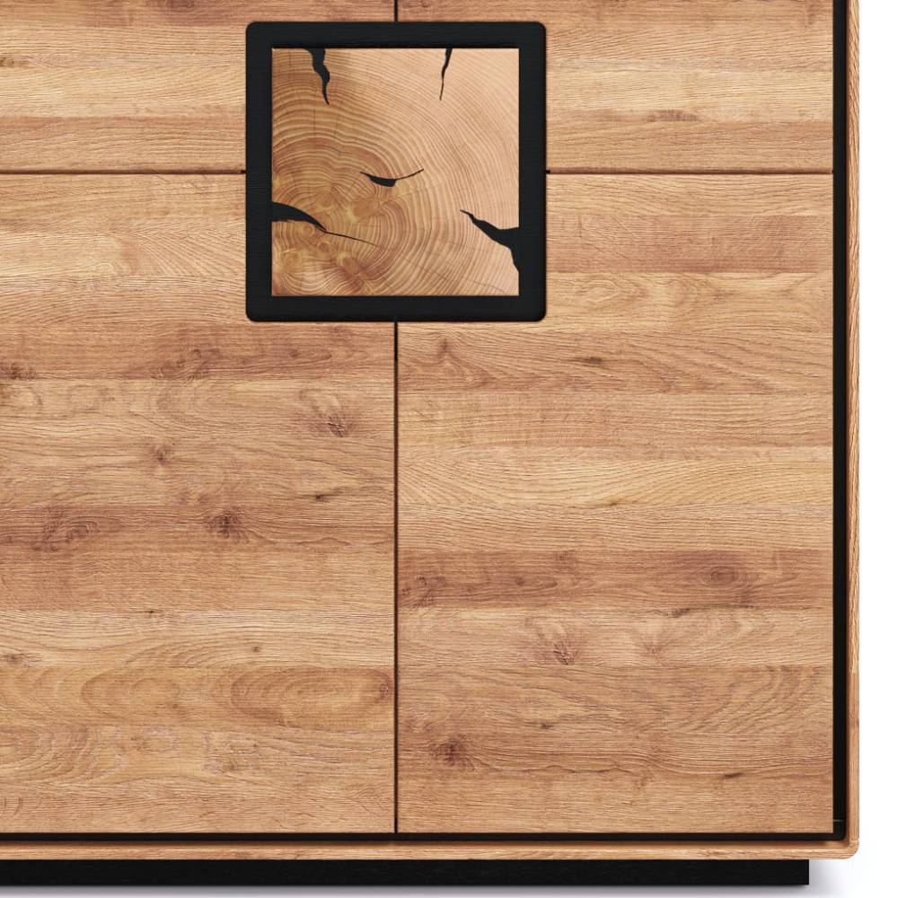 Detailansicht des markanten Holz-Inlays mit natürlicher Baumscheibe und Astlöchern in schwarzem Rahmen – Shipper