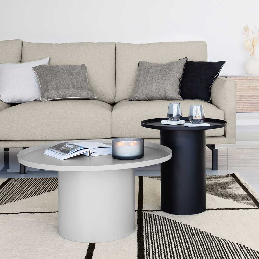 Runder grauer Couchtisch aus Metall im modernen Wohnzimmer Ambiente – Golatas