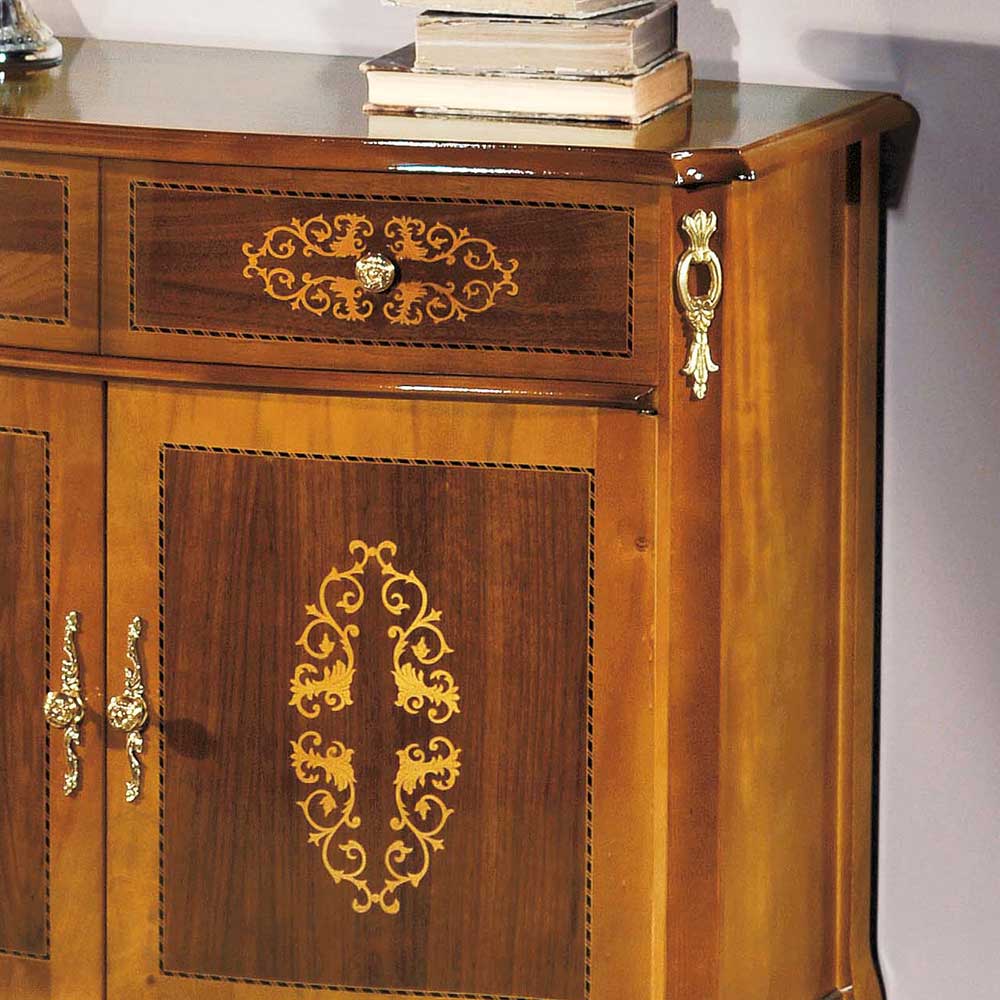 Barock Kommode mit Intarsien, Detail der Schublade und goldener Verzierung in Nussbaumfarben – Natale
