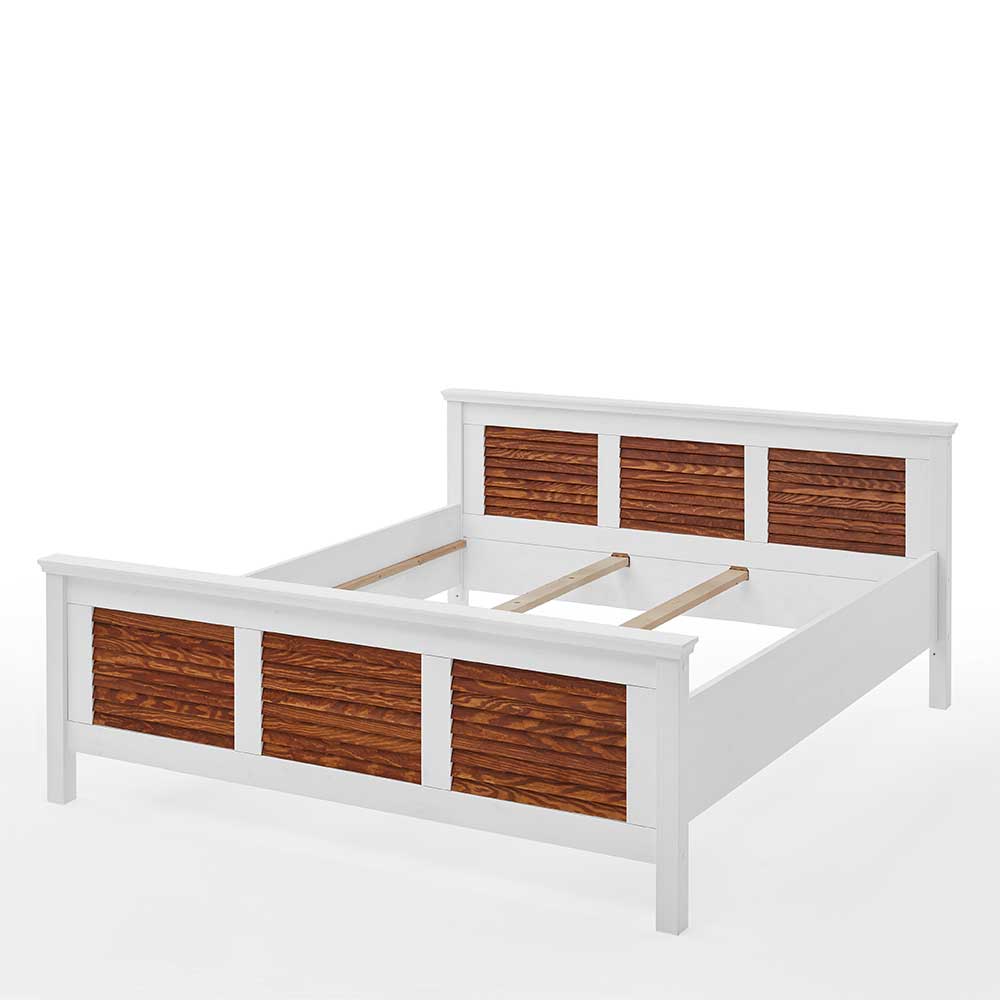 Modern Country Doppelbett weiß lackiert mit bernsteinfarbenen Holzlamellen – Chako