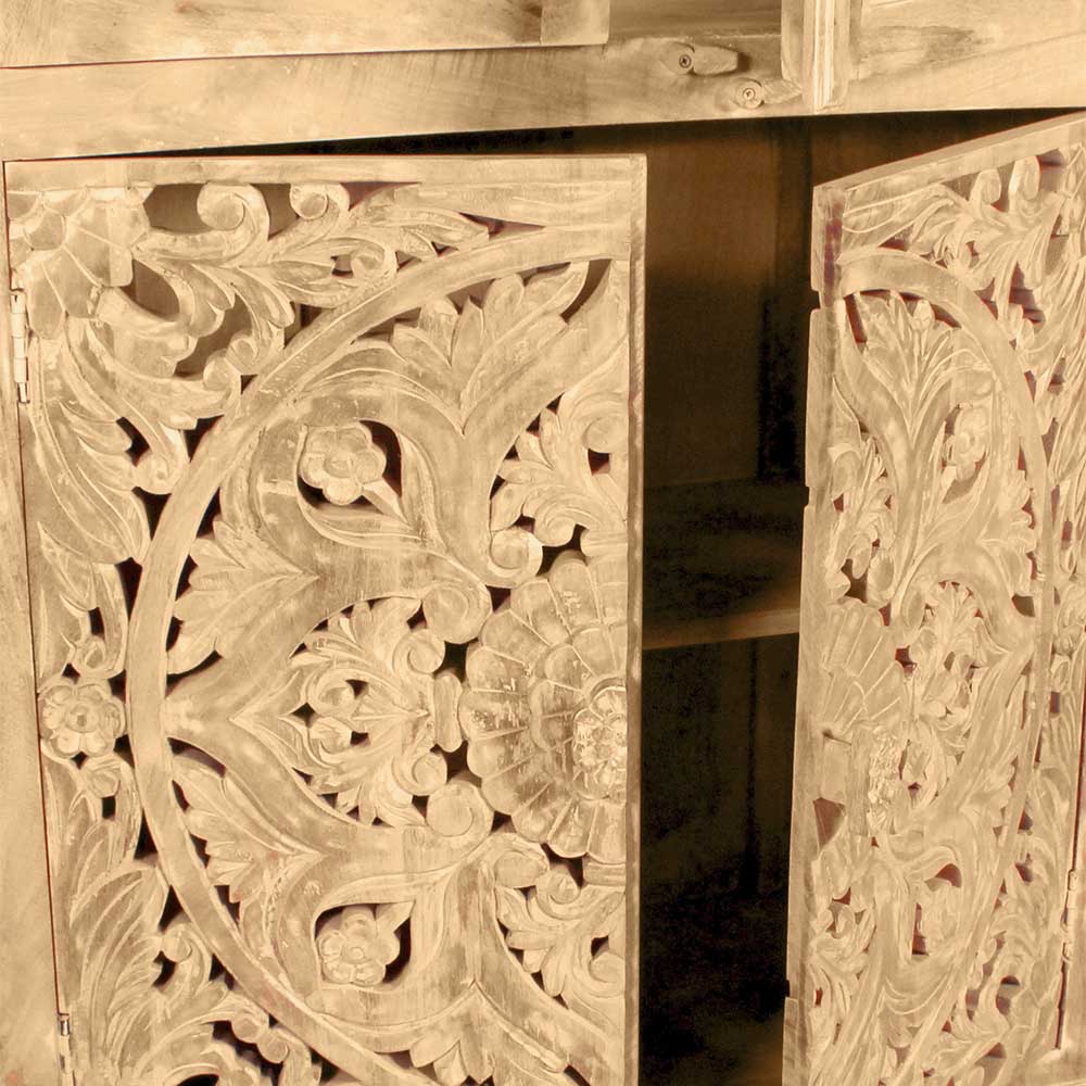 Geöffnete geschnitzte Holztüren der Vintage Vitrine mit Innenfach und Regal – Runiasa