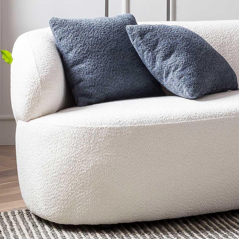 Modernes Polstersofa mit weichem Boucle-Bezug in Weiß und blauen Zierkissen – Zenya