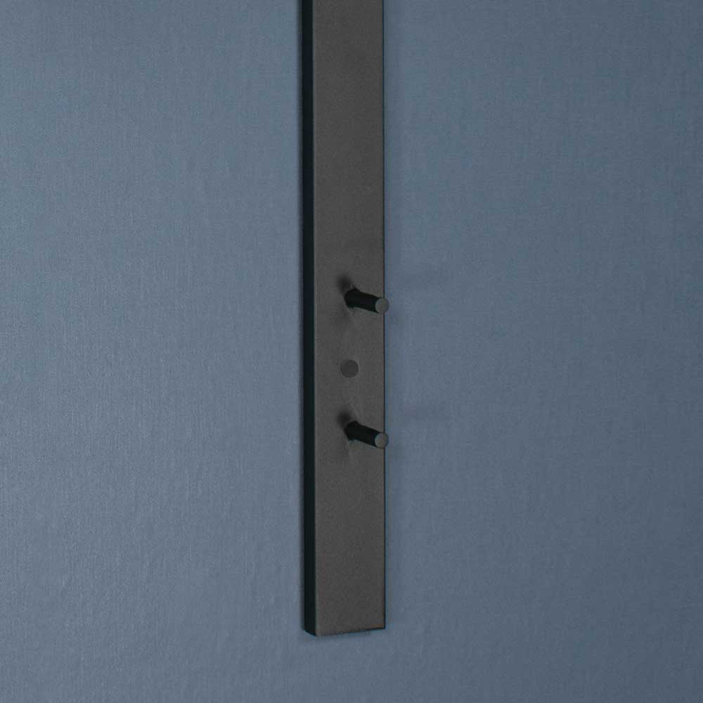 Zwei schwarze Garderobenhaken an der unteren Metallleiste der Wandgarderobe für Jacken – Justina