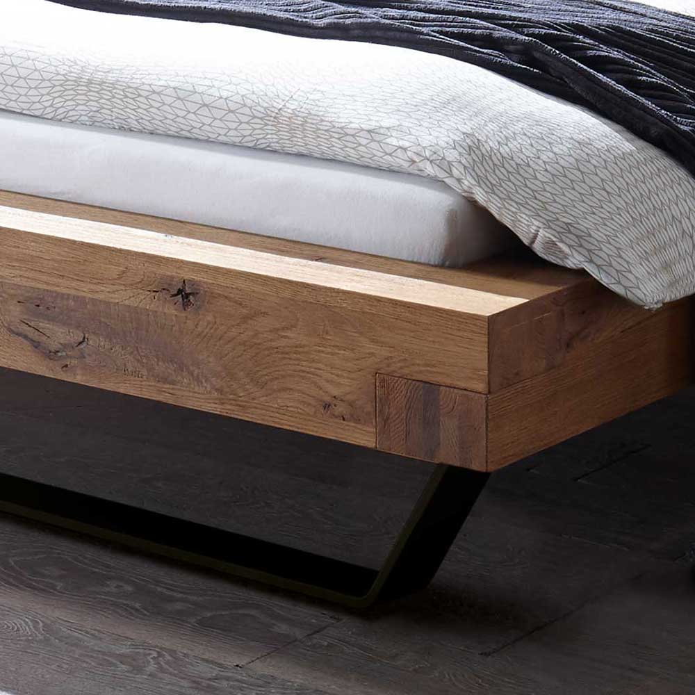 Rustikales Wildeiche Holzbett mit Metallkufen - Space