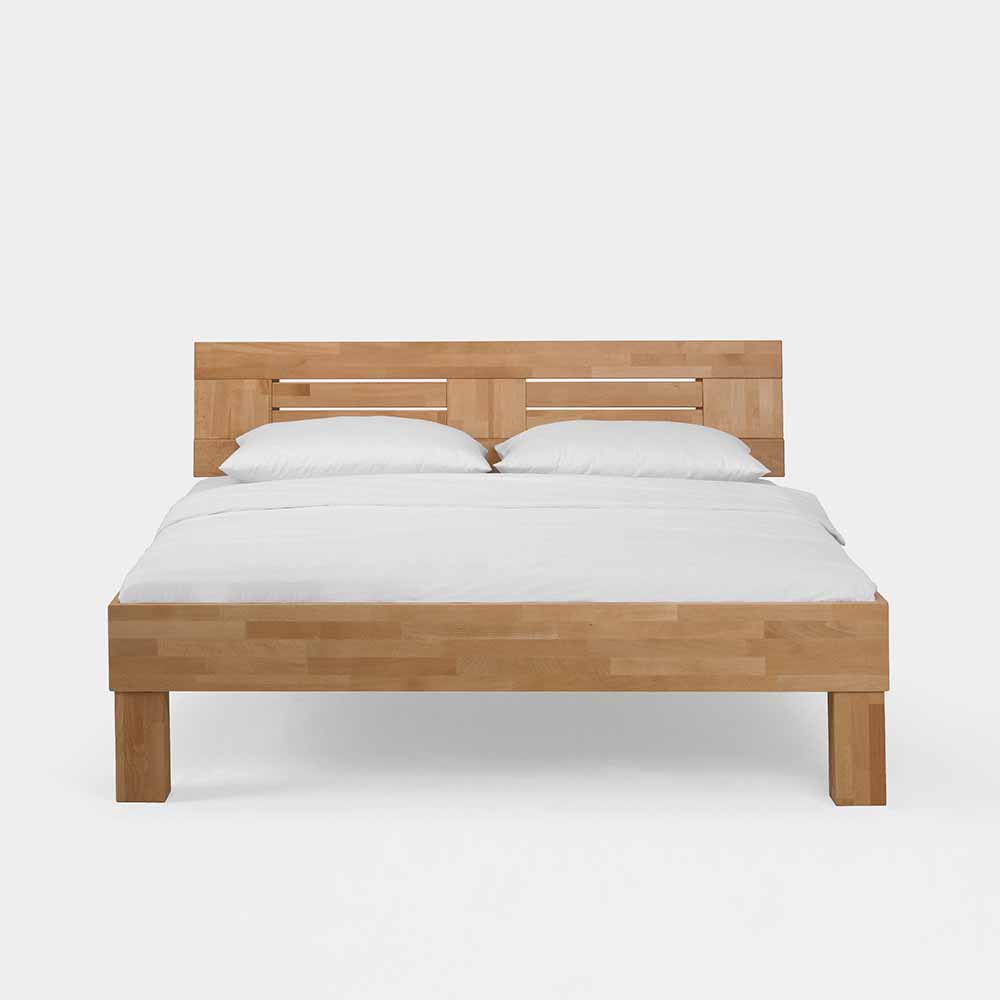 Klar lackiertes Holzbett Thivios aus Buche massiv