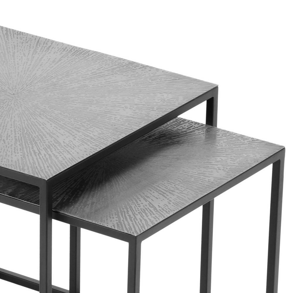 Zweiteiliger Couchtisch mit silbernen Platten und schwarzem Metallgestell – Grandessa