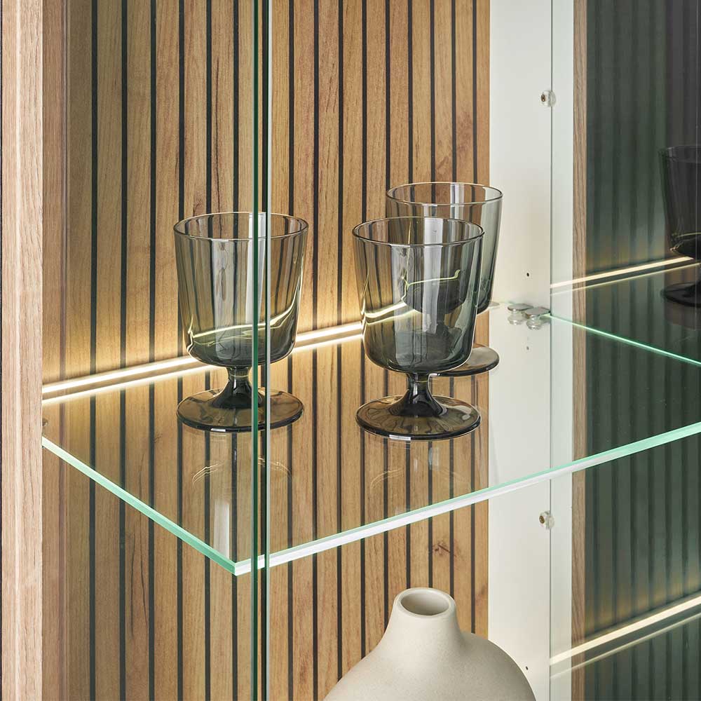 Oberer Glasboden der Vitrine mit dunklen Gläsern und indirekter Beleuchtung – Nenaloro