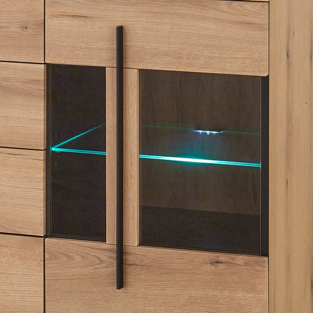 Geschlossene Glastür des Sideboards mit integrierter blauer LED-Beleuchtung auf dem Glasboden – Brocus