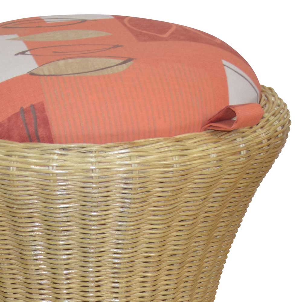 Rundes Rattangeflecht des Hockers mit orange gemustertem Kissen als Deckel – Monice