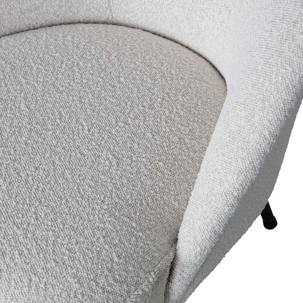 Sitzfläche und Armlehne des beigegrauen Boucle Relaxsessels mit strukturierter Oberfläche – Jason