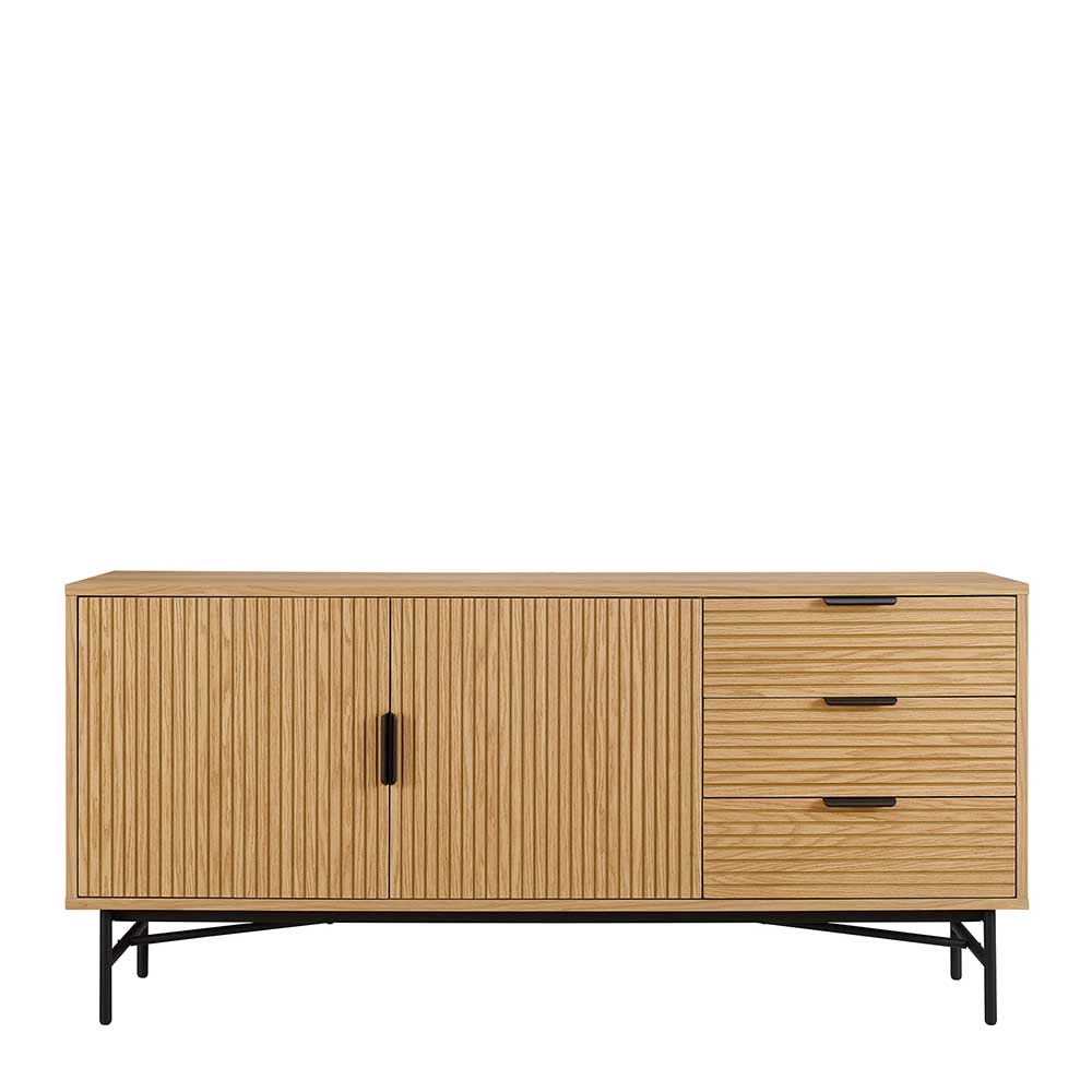 Scandi Sideboard aus Eiche mit geriffelten Türen, drei Schubladen und schwarzem Metallgestell – Piassona