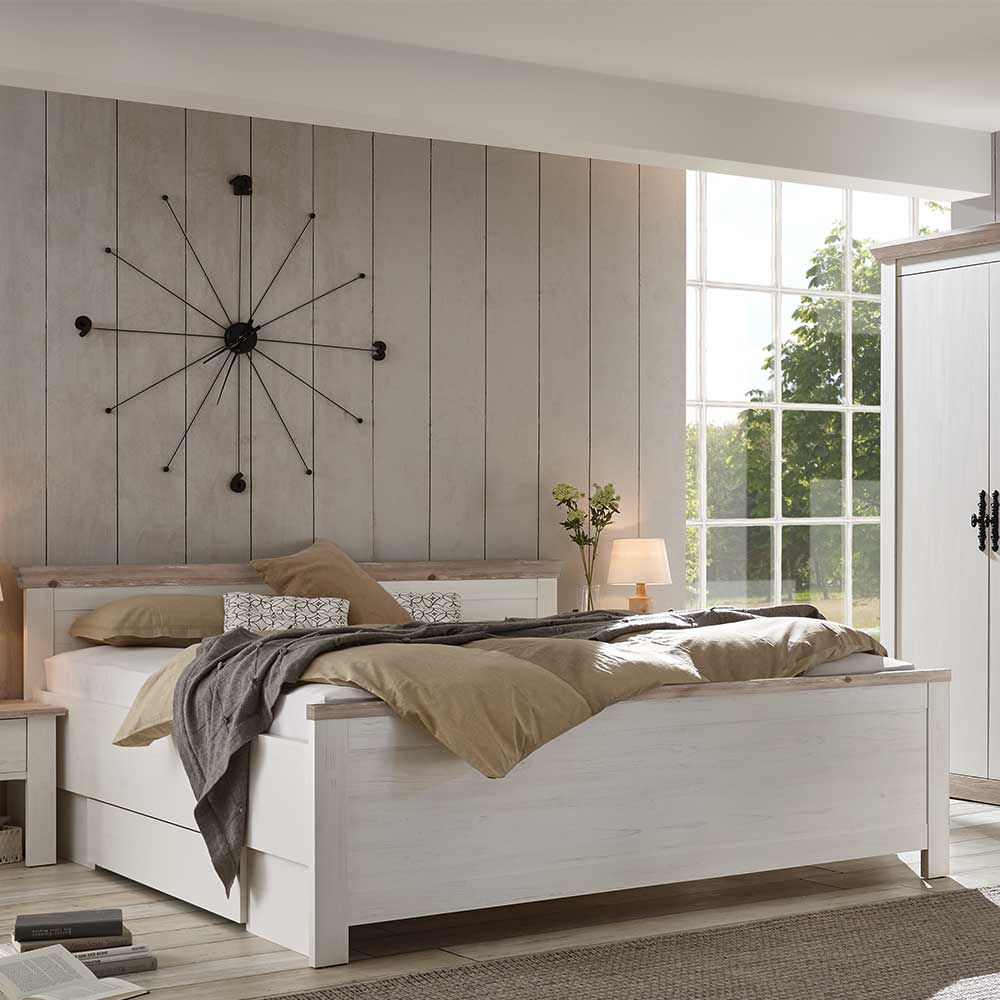 Weißes Landhausbett mit Stauraum Schubladen und Holzapplikationen im Schlafzimmer – Nedita