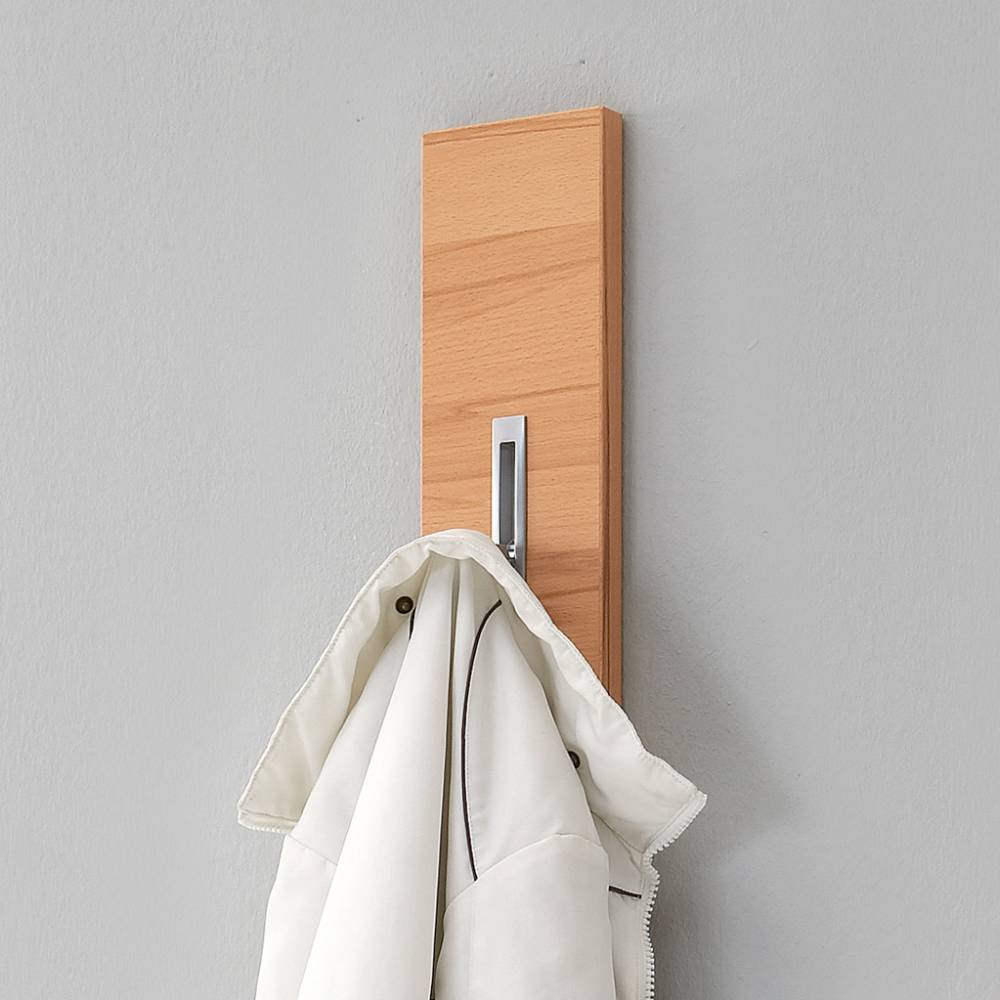 Garderobe Kernbuche Furnier mit silbernem Haken und weißer Jacke – Weymo