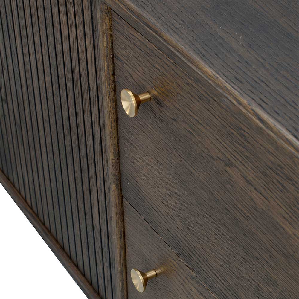 Zwei dunkle Holzschubladen des Sideboards mit eleganten runden Messingknöpfen im Detail – Cuzliav
