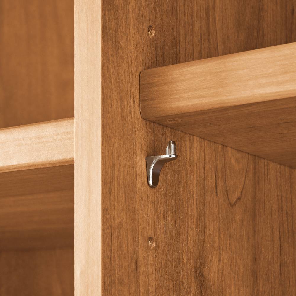 Verstellbarer Einlegeboden Halterung im Holzschrank, Detailansicht der Regalträger – Crucav