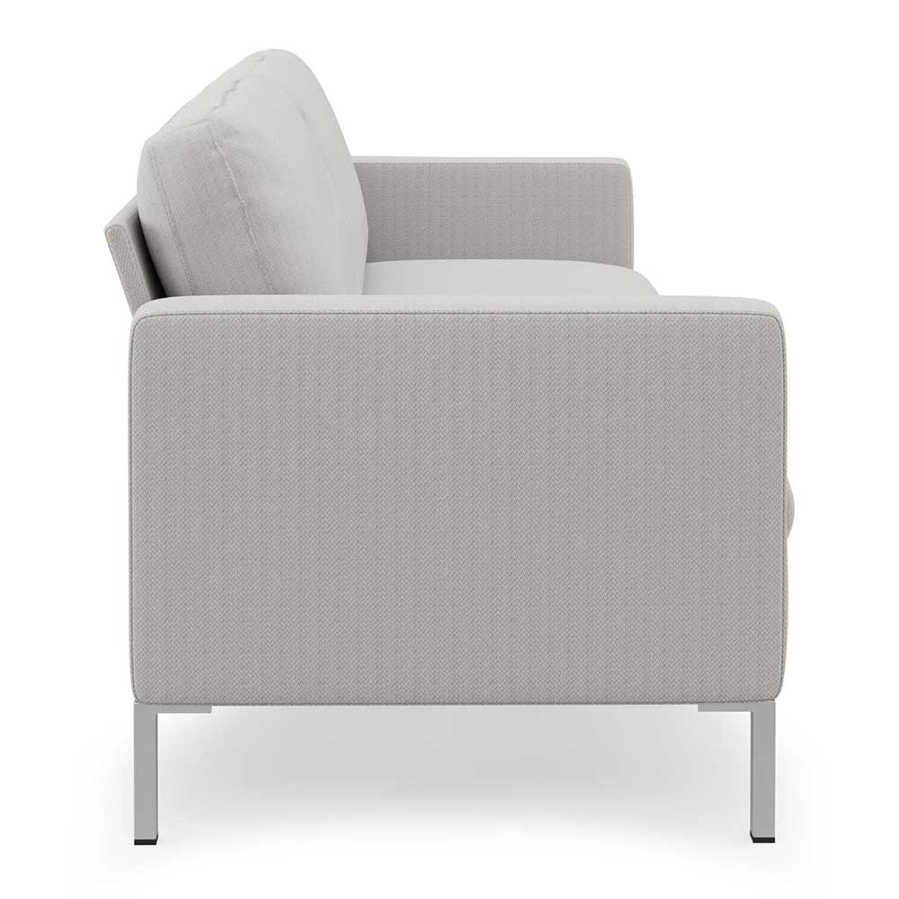 Cremefarbenes Sofa in der Seitenansicht mit schlanken Armlehnen und modernen Metallfüßen – Afilonga