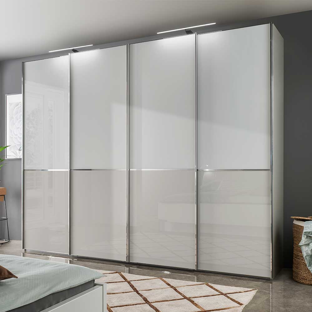 Weißer Schwebetürenschrank mit glänzenden Glastüren und integrierter Beleuchtung im Schlafzimmer – Pascan