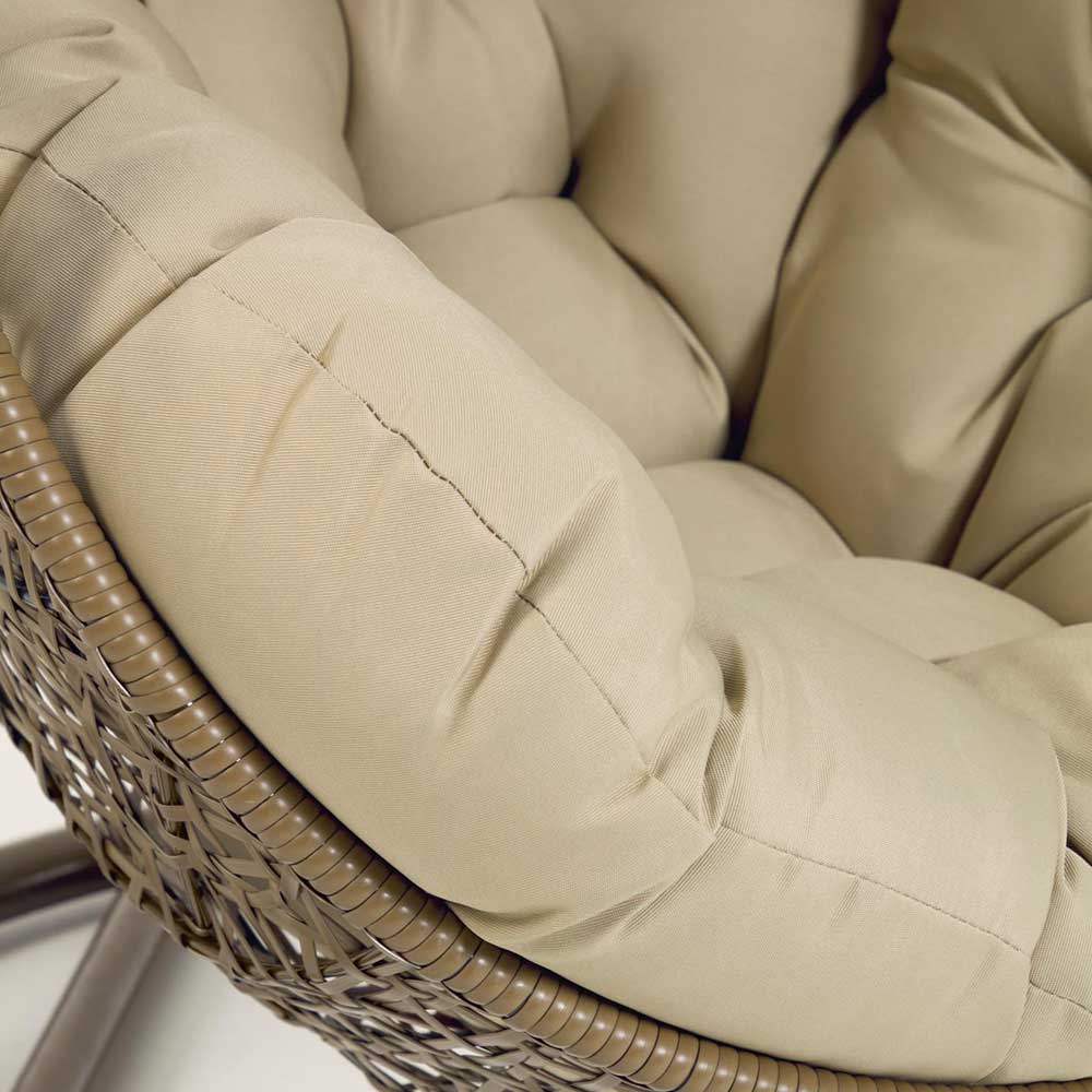 Beige gepolsterte Sitzfläche des Hängestuhls aus Kunstrattan mit detailreicher Steppung – Abell