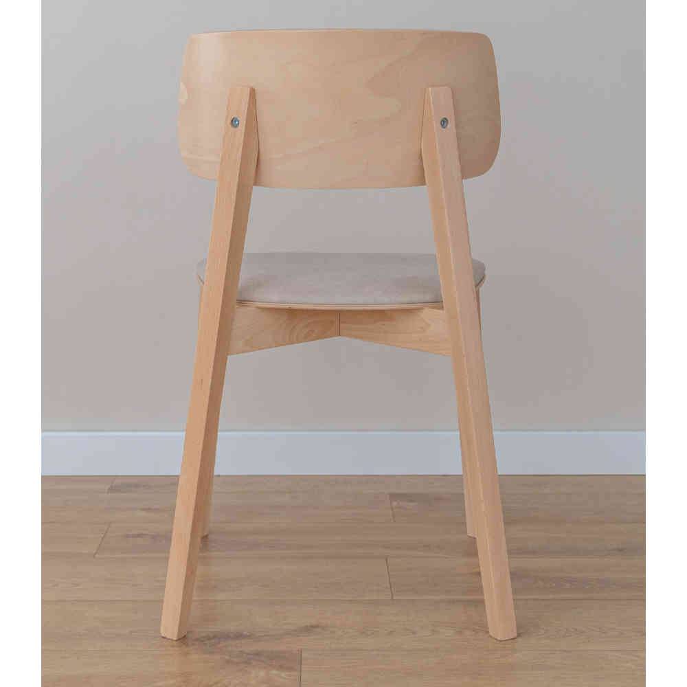 Rückenansicht des Holzstuhls aus Buche mit ergonomisch geformter Lehne für das Esszimmer – Luca