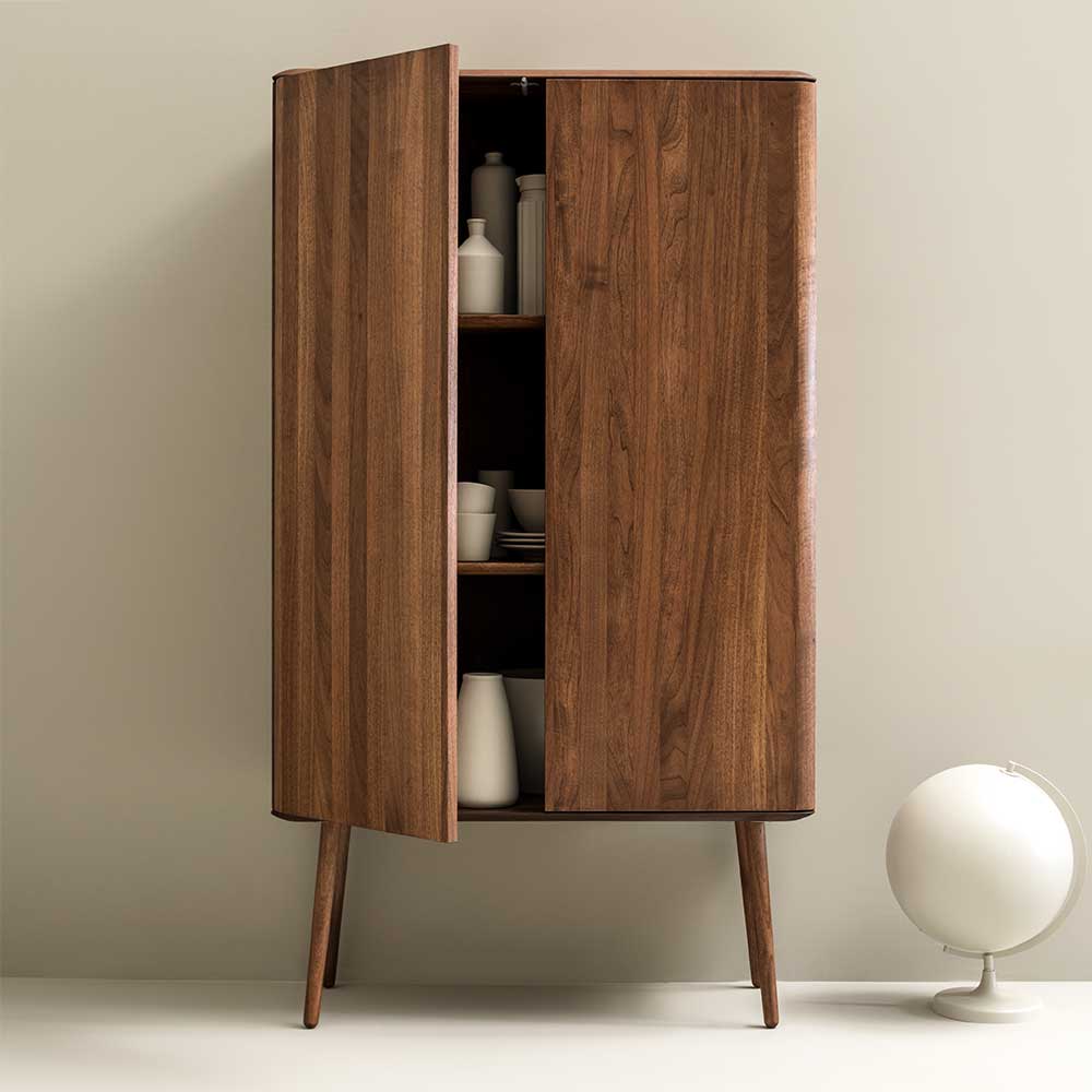 Nussbaum Highboard mit offener Tür, sichtbarem Stauraum und weißen Vasen – Rivossa