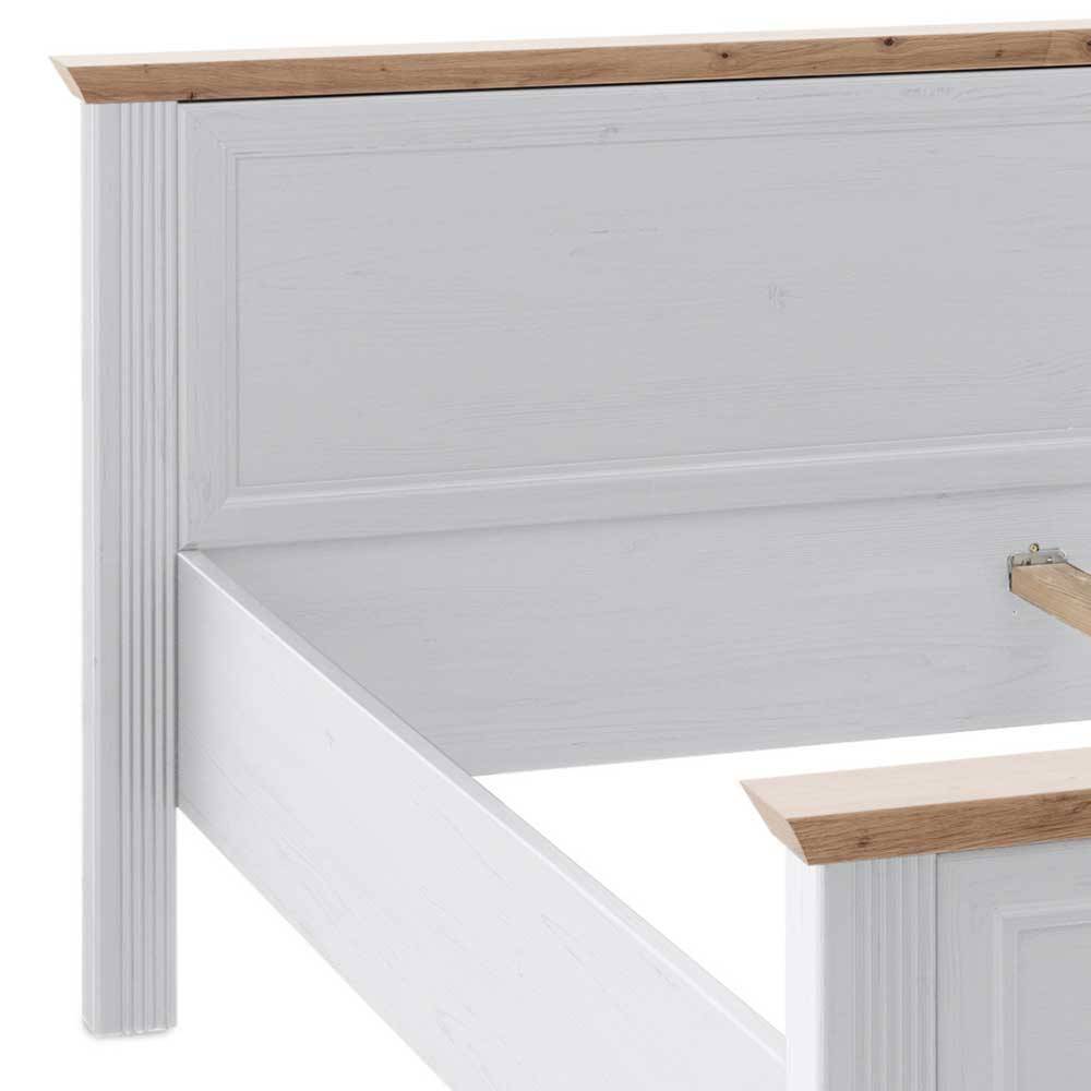 Weißes Bett Kopfteil im Landhausstil mit heller Holzplatte und vertikalen Rillen – Maggio