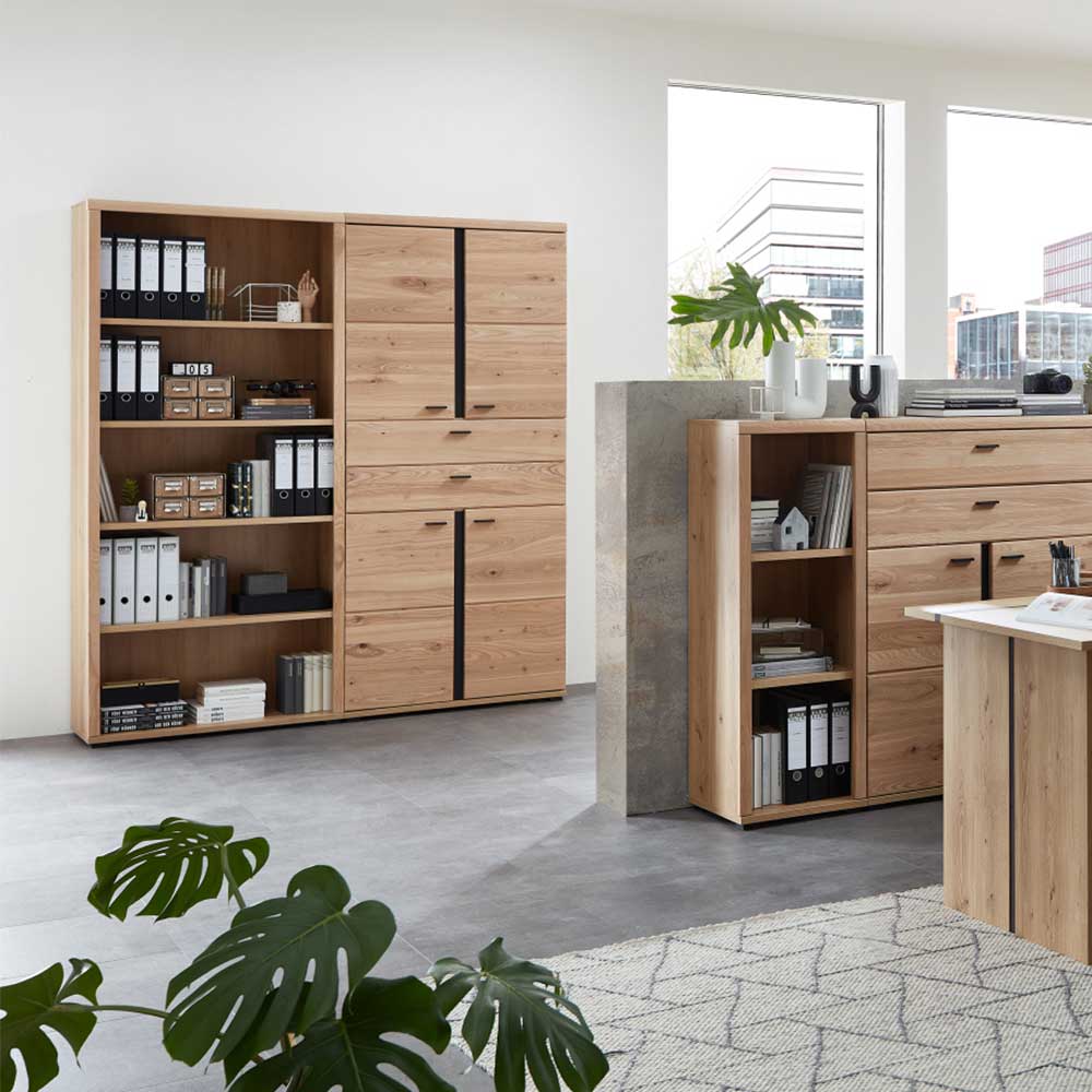 Büroschrank aus Holz im Kontext einer modernen Büroeinrichtung – Emly