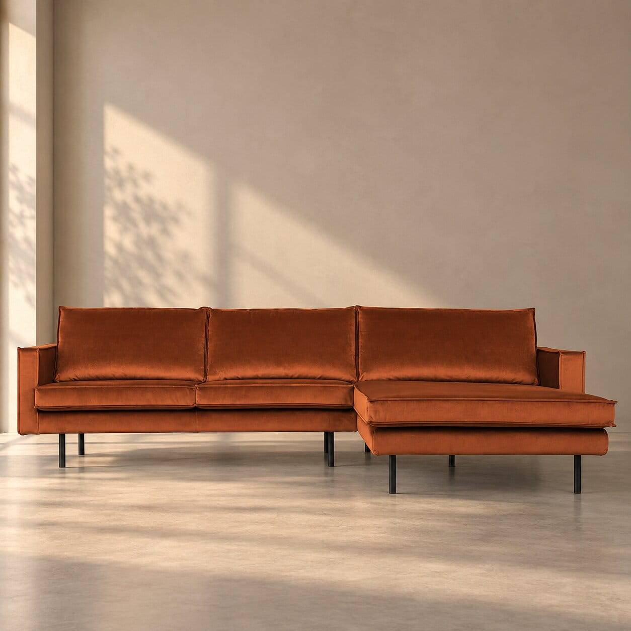 Modernes 4er Ecksofa in Rostrot Samt mit Liege rechts für das Wohnzimmer – Naryon