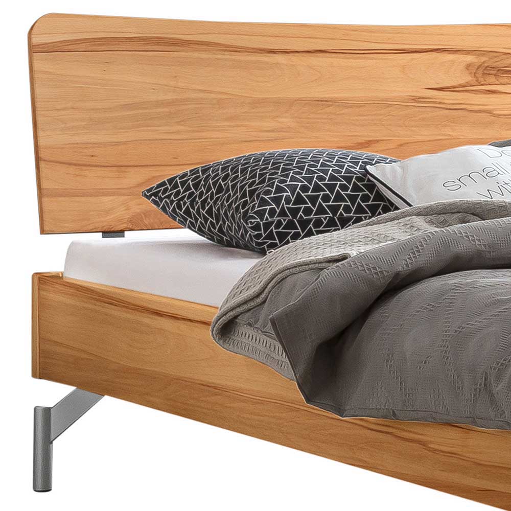 Modernes Holzbett Kopfteil aus Wildbuche und Bettrahmen mit grauen Kissen und Metallfüßen – Viverone