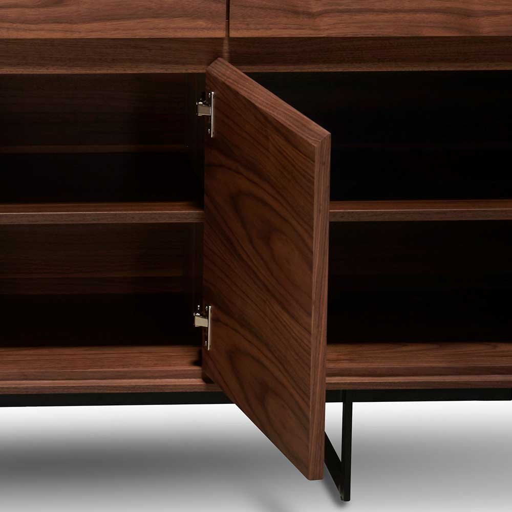 Offene Tür des Sideboards mit robusten Scharnieren und flexiblem Einlegeboden – Frenanda