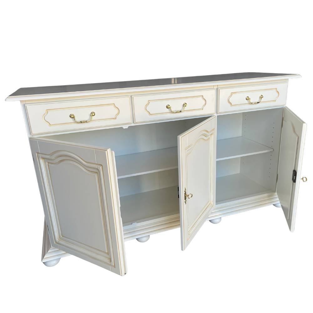 Antikweißes teilmassives Sideboard mit drei offenen Türen, drei Schubladen und goldenen Griffen – Cognac