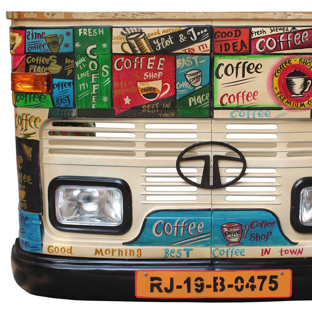 Upcycling LKW Theke Bar Frontansicht mit handgemalten Coffee-Motiven und Scheinwerfern – Umbrosin