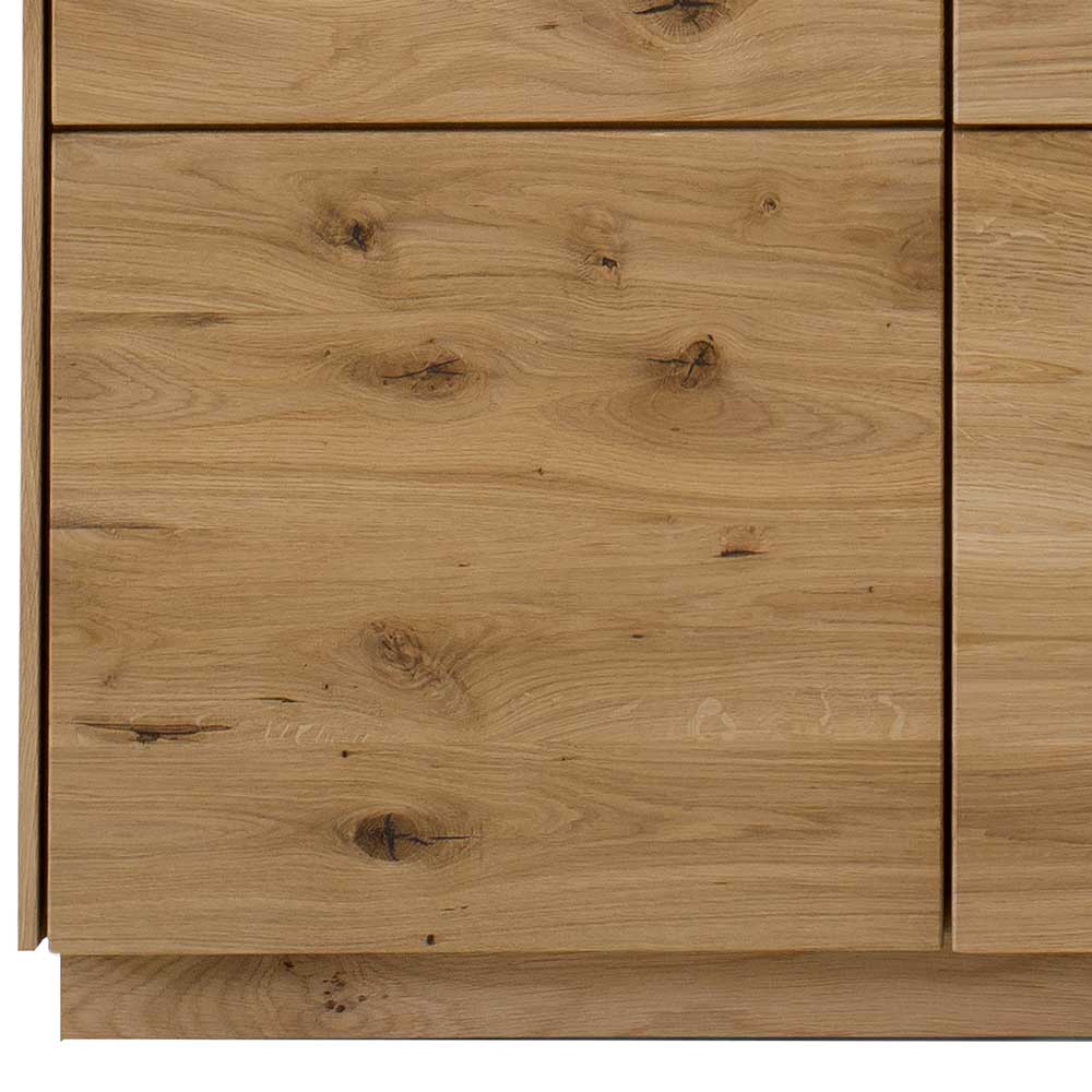 Massiver Wildeiche Wohnzimmerschrank Detail mit natürlicher Holzmaserung und charakteristischen Astlöchern – Obinson