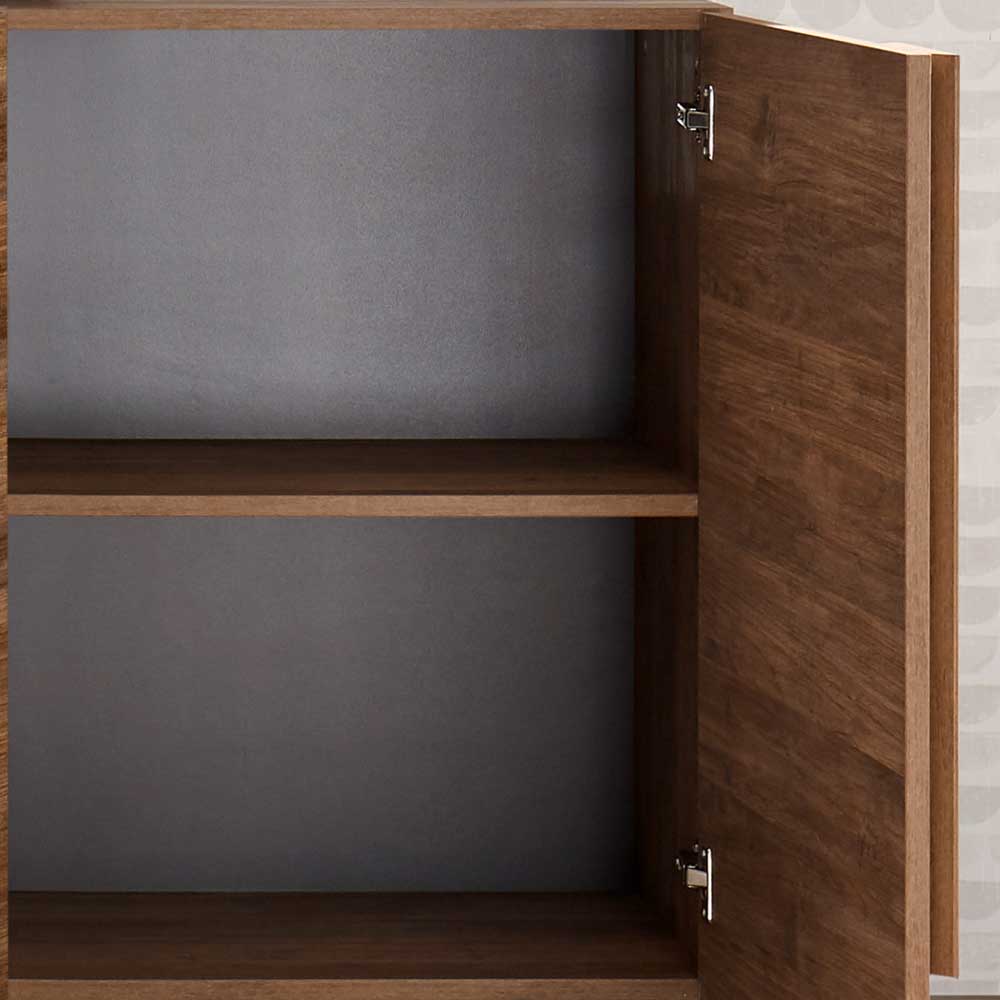 Innenansicht des Sideboards mit geöffneter Tür, einem Einlegeboden und Scharnieren – Basento