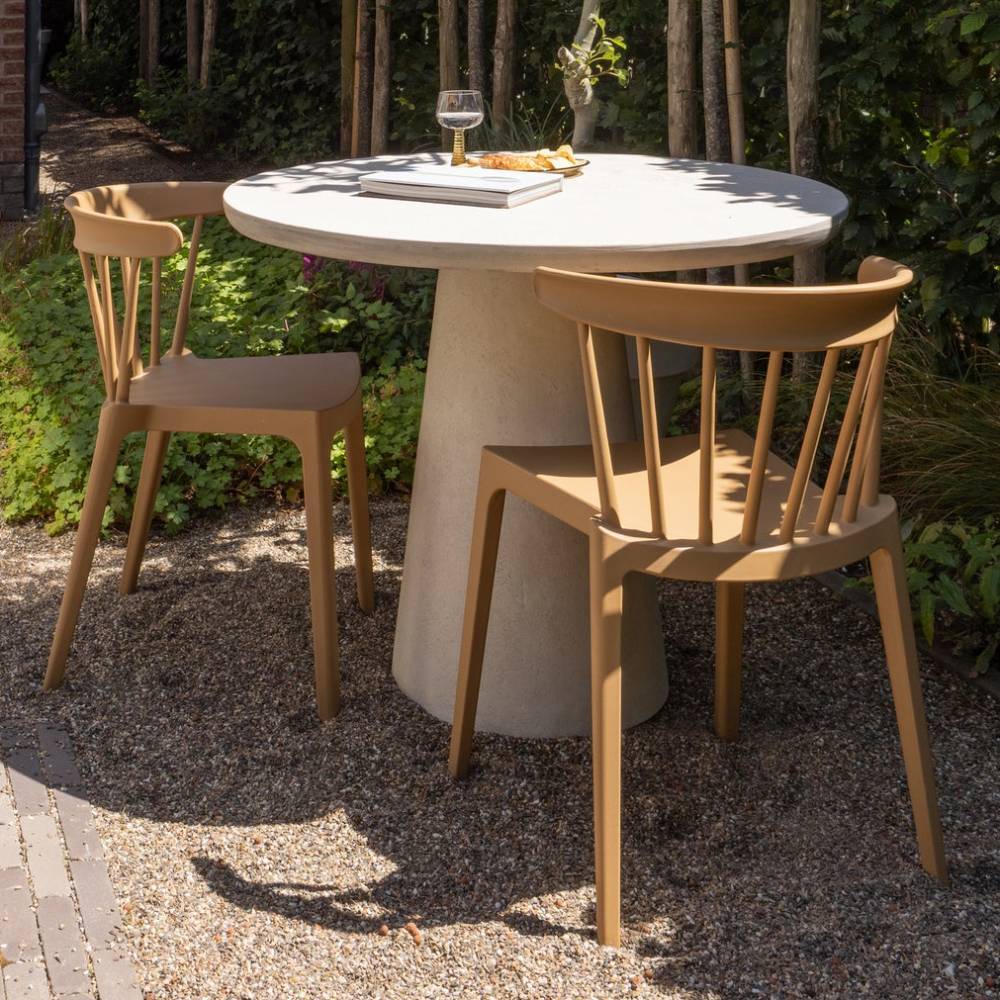 Zwei senfgelbe Outdoorstühle als praktisches 2er Set auf Kies im Garten – Tyvoria