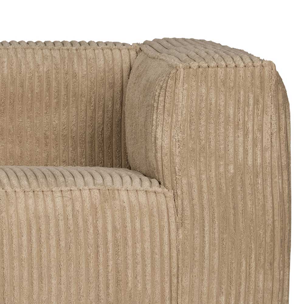 Seitliche Nahaufnahme der breiten Armlehne des bodentiefen Sofas in Beige – Loudes